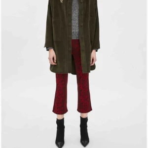 Stickade byxor zara  - Stl S och stretchiga men skulle ändå säga att de sitter bättre på en XS-S.