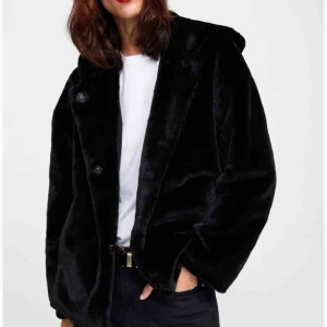  - Svart jacka i syntes päls från Zara. Tidigare slutsåld. Passar både storlek S-M beroende på hur man vill att den ska sitta. 