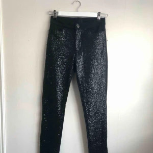  - Paljettbyxor från HM. Andvänd ett fåtal gånger. Frakt tillkommer😊