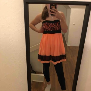  - färg persiska med svartspets vid bröstet! Super fin klänning! Storlek S men skulle säga mer att den är som storlek M beroende hur stor man är upptill 