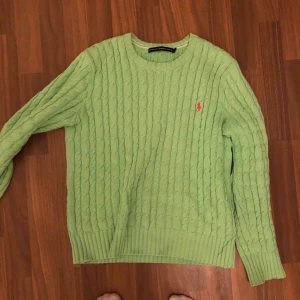  - Ralph Lauren stickad tröja i lime grön med rosa detalj, Säljer pga att den är alldeles förstor för mig