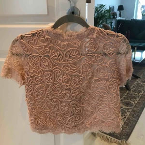  - Gammelrosa spetstopp från Zara! Dragkedja i ryggen. Kort i modellen. Storlek S. 100 kr + frakt 39 kr