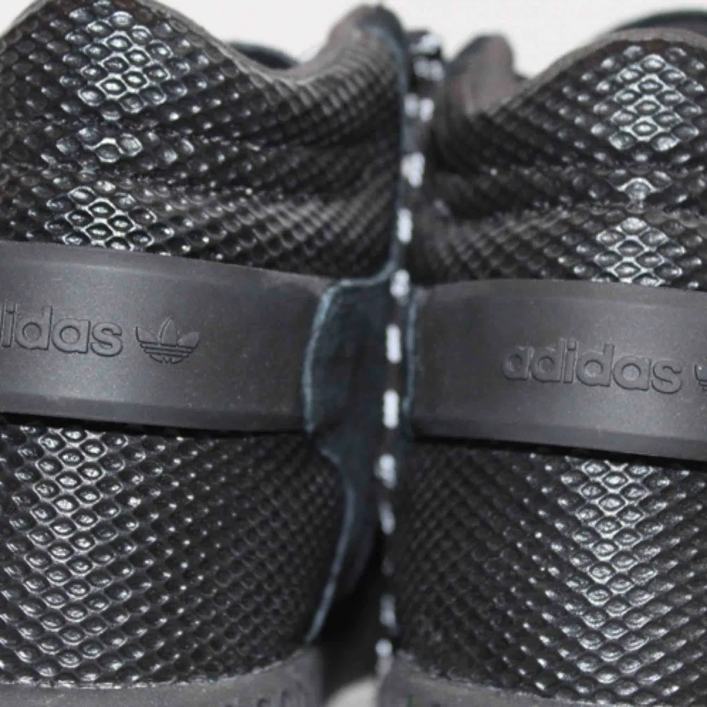 Adidas sneakers , använda ett fåtal tillfällen, nästintill nyskick!  Köpare står för eventuell frakt 🌸. Skor.