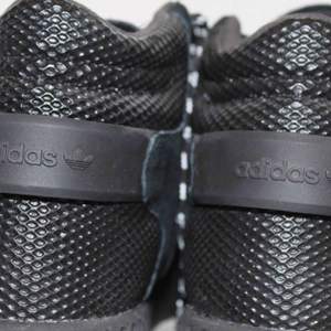 Adidas sneakers , använda ett fåtal tillfällen, nästintill nyskick!  Köpare står för eventuell frakt 🌸