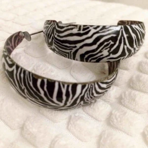  - Skitsnygga zebramönstrade örhängen. Frakt tillkommer på 9 kr ❣️