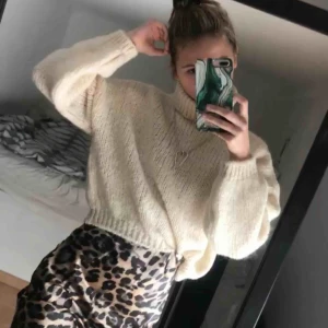  - Stickad tröja med krage från Chiquelle. Tillverkad av 56% Akryl, 20% Polyester, 16% Ull och 8% Mohair. Jättefint skick. Passar en xs-m skulle jag nog säga. 150+ev frakt.