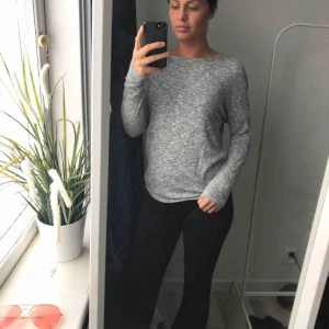  - Tröja från Gina Tricot, öppen vid axlarna. Den är i storlek xs men sitter bra på mig som är har s i vanliga fall. Öppen vid axlarna. Mycket bra skick. Köparen står för frakt