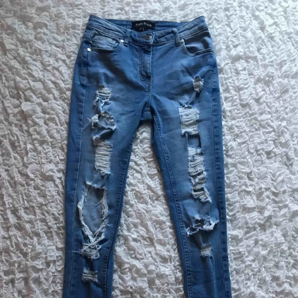 Slitna, stretchiga jeans från madlady, använda ett fåtal gånger orginalpris 500kr  Säljs då de sällan används, frakt ingår i priset. Jeans & Byxor.