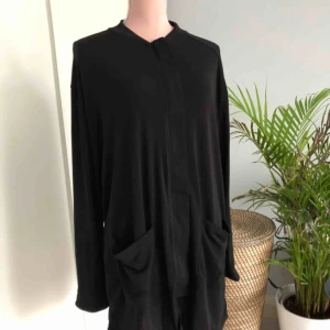  - Superfin kofta från Pull & Bear i halvt seethrough material. Endast använd en gång. Ordinarie pris 275kr