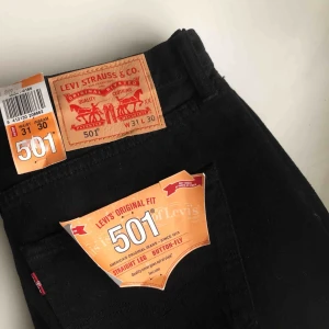  - Helt oanvända Levi’s 501 i midjestorlek 31 och längd 30! Köpta från herravdelningen. Sitter som en boyfriend på mig! Jag är en 36/S och 1.60 