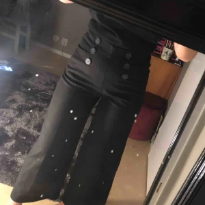  - snygga utsvängda byxor från zara, strl xs men passar även s. knappt använda. frakt kostar ca 25-30kr, möts annars upp i gävle🌙