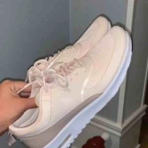  - Bara använda 1 gång. Storlek 40 men passar mig som är 39.  Små o storleken  Swish 🎀