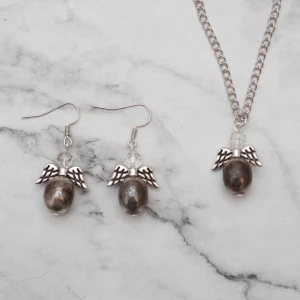  - Fint set med skyddsänglar, krokarna ska vara nickelfria. Kedjan är ca 45cm + en förlängsningskedja. 9:- i frakt tillkommer.