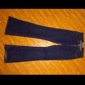  - I fint begagnat skick! Äkta 2000tals fit.