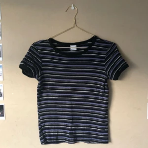  - Randig t-shirt från gina tricot. Använd men inga skavanker. Frakt tillkommer!✨🌹