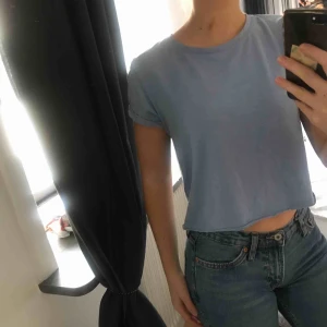 - blå croppad tshirt från newyorker. 40kr + frakt (30kr) hör av er
