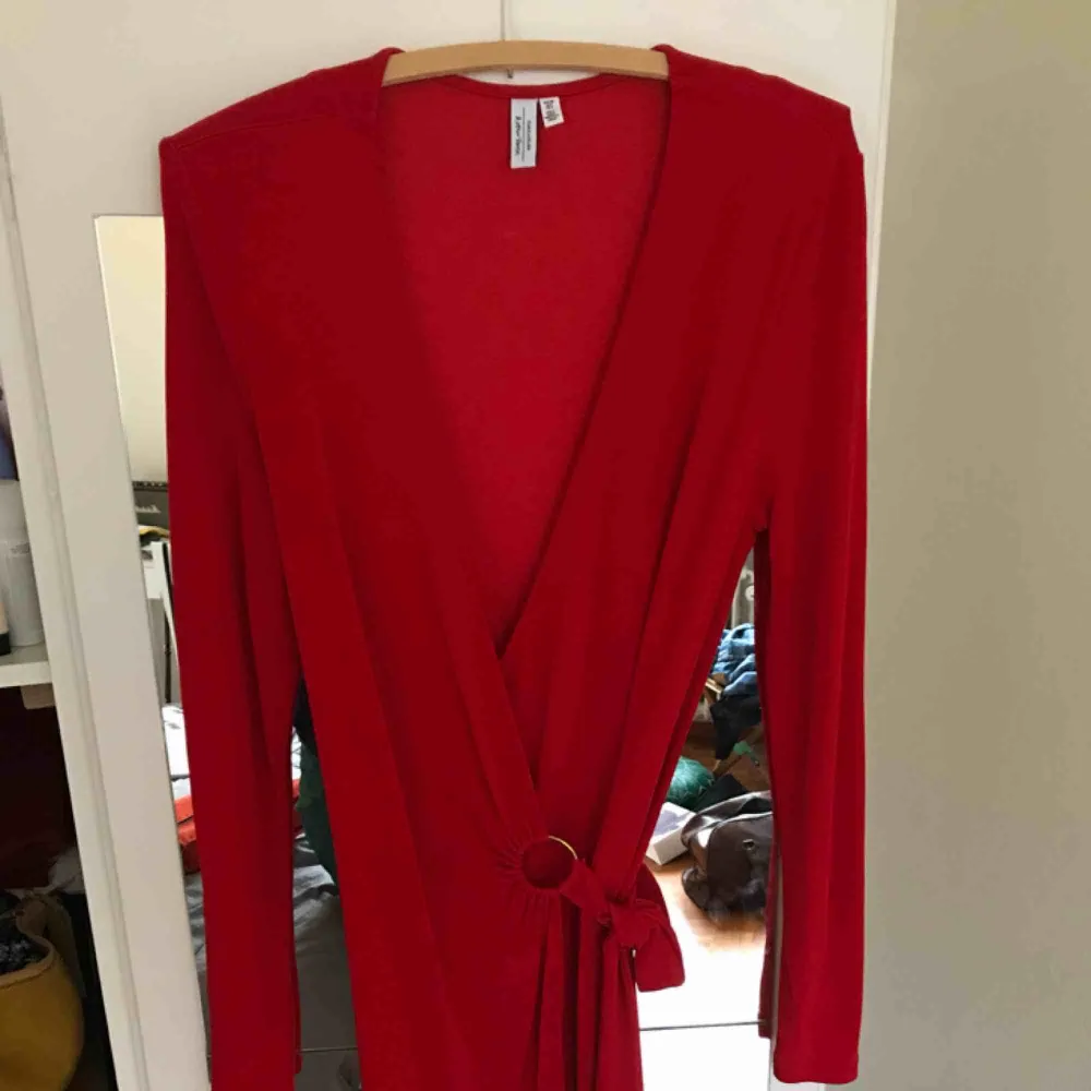 Röd wrap dress från & Other Stories, köpte den för 690kr och har använt en gång. . Klänningar.