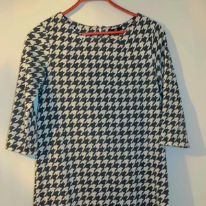  - Hundtandmönstrad klänning i ett lite varmare material