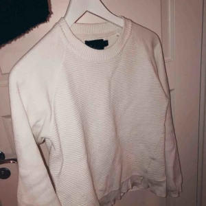  - Stilren snygg stickad tröja. Passar till allt. 