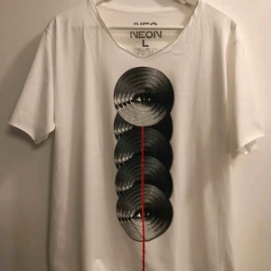  - Ny t-shirt i storlek Large, extra mjuk och skön i tyget, stilrent design tryck. Skicka pm för kontakt.  25:- plus frakt 18:- = 43:- totalt