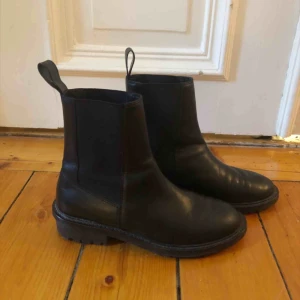  - Skor från & Other stories. Nästan oanvända. Smala i modellen. 