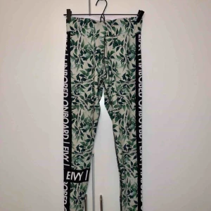  - Snygga träningsbyxor från eivy, hög midja. 