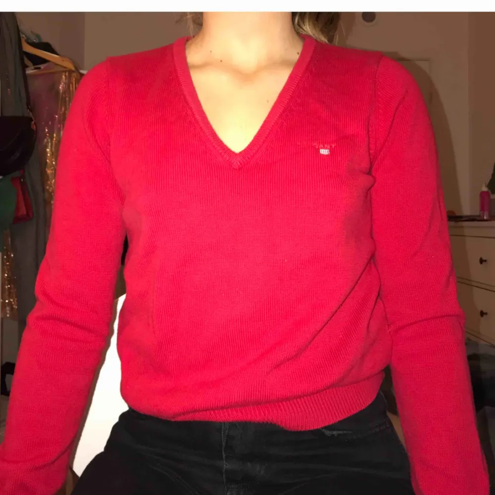Röd pullover från Gant. Liten i storleken & säljer för att jag aldrig använder den & lite för tight för min smak💋. Tröjor & Koftor.