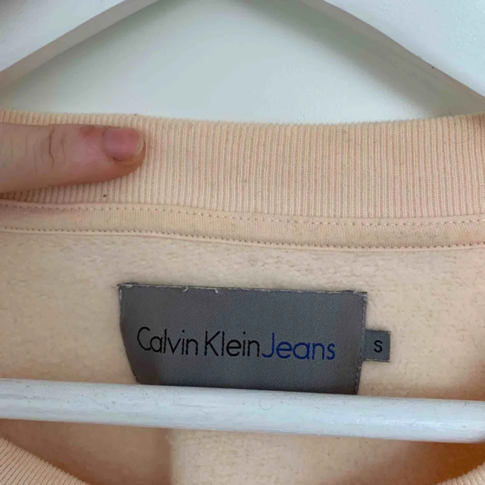 En beige tjocktröja i storlek S från Calvin Klein. Den är i ett gott skick. Nypris 1000kr. Tröjor & Koftor.