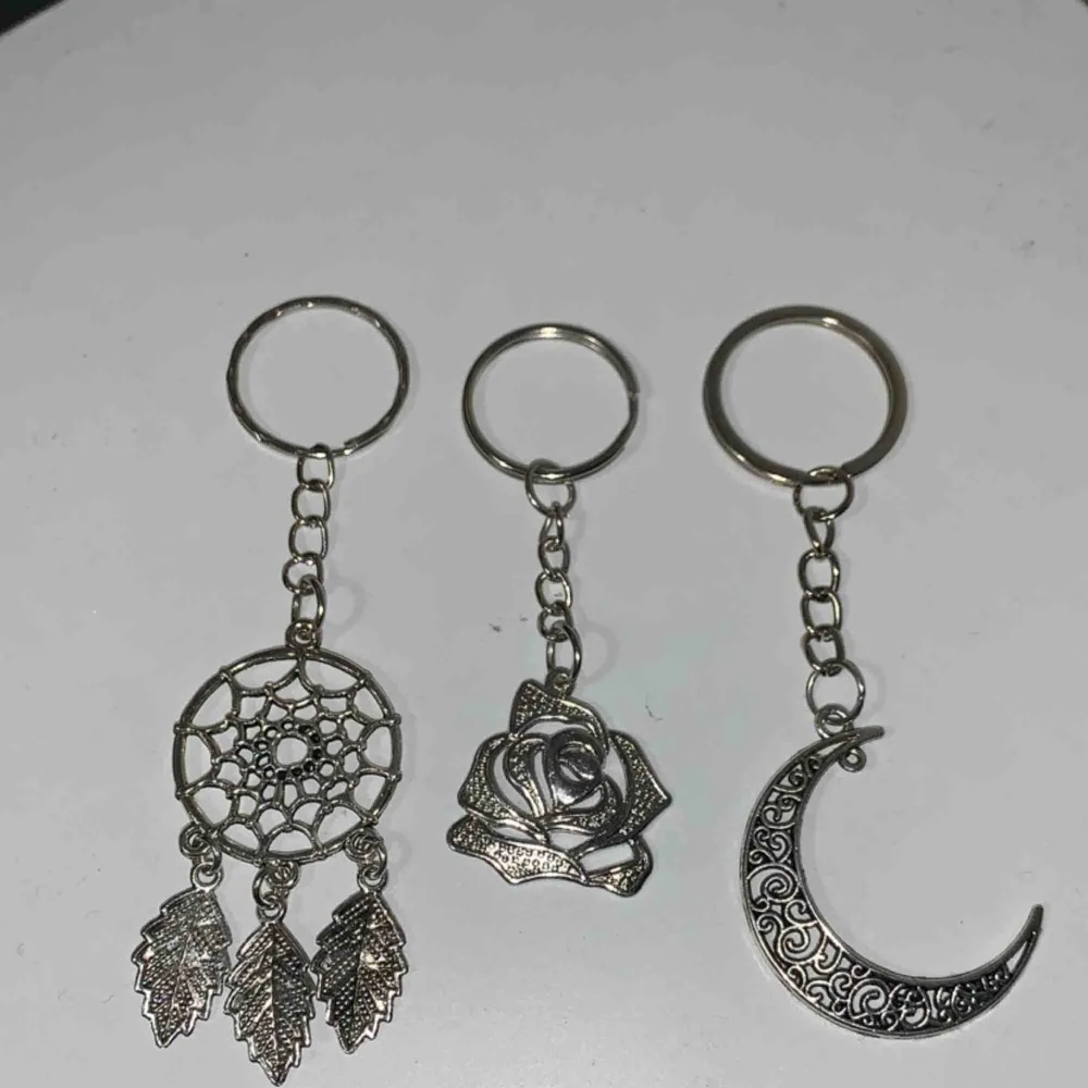 Coola nyckelringar. En i form av en drömfångare en av en ros och en av en måne. Alla i silverfärgad metall och bea kvalite. . Accessoarer.