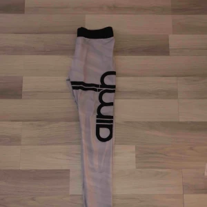  - Det är ett par tränings tights från aimn i storlek XS.  De är samma tights som i bilderna förutan att texten är svart. Original priset är 650 men jag säljer de för 250, med frakt inräknad, 