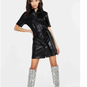  - Helt oanvänd fake läder klänning, super snygg men köpte tyvärr fel storlek! Passar strl 34-36 🔥 frakt tillkommer!