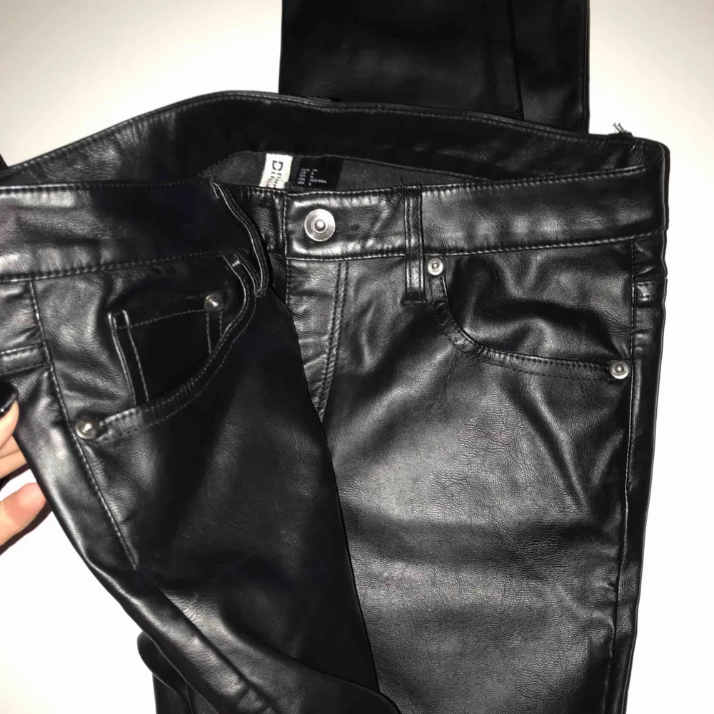 Svarta skinnbyxor från H&M! . Jeans & Byxor.