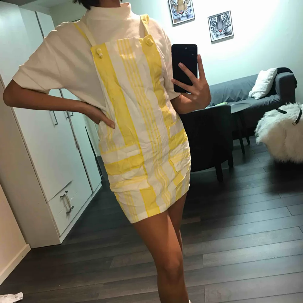 Cool och unik gul klänning från mango. Skitcool att ha på sommaren. Den har blivit för stor på mig dock:/ frakt tillkommer.. Klänningar.
