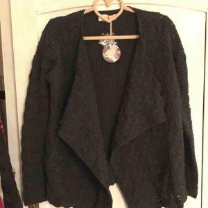  - Helt ny odd molly Canal cardigan som bara blivit liggande. Storlek 0 men rymlig, färg almost black. Pris 400 kr, frakt tillkommer