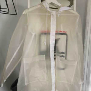 - En genomskinlig regnjacka från Zara! Använd flitigt men ändå i bra skick! Ordinarie pris 500kr säljer för 200kr + frakt :) 