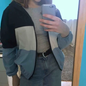  - Supersnygg jacka med luva från Brandy Melville. Vet ej storlek men passar nog XS och S, snygg lite oversized. Använd men jättefint skick! Nypris ca 370. Kan mötas upp i Stockholm eller skicka mot fraktkostnad (59:-)