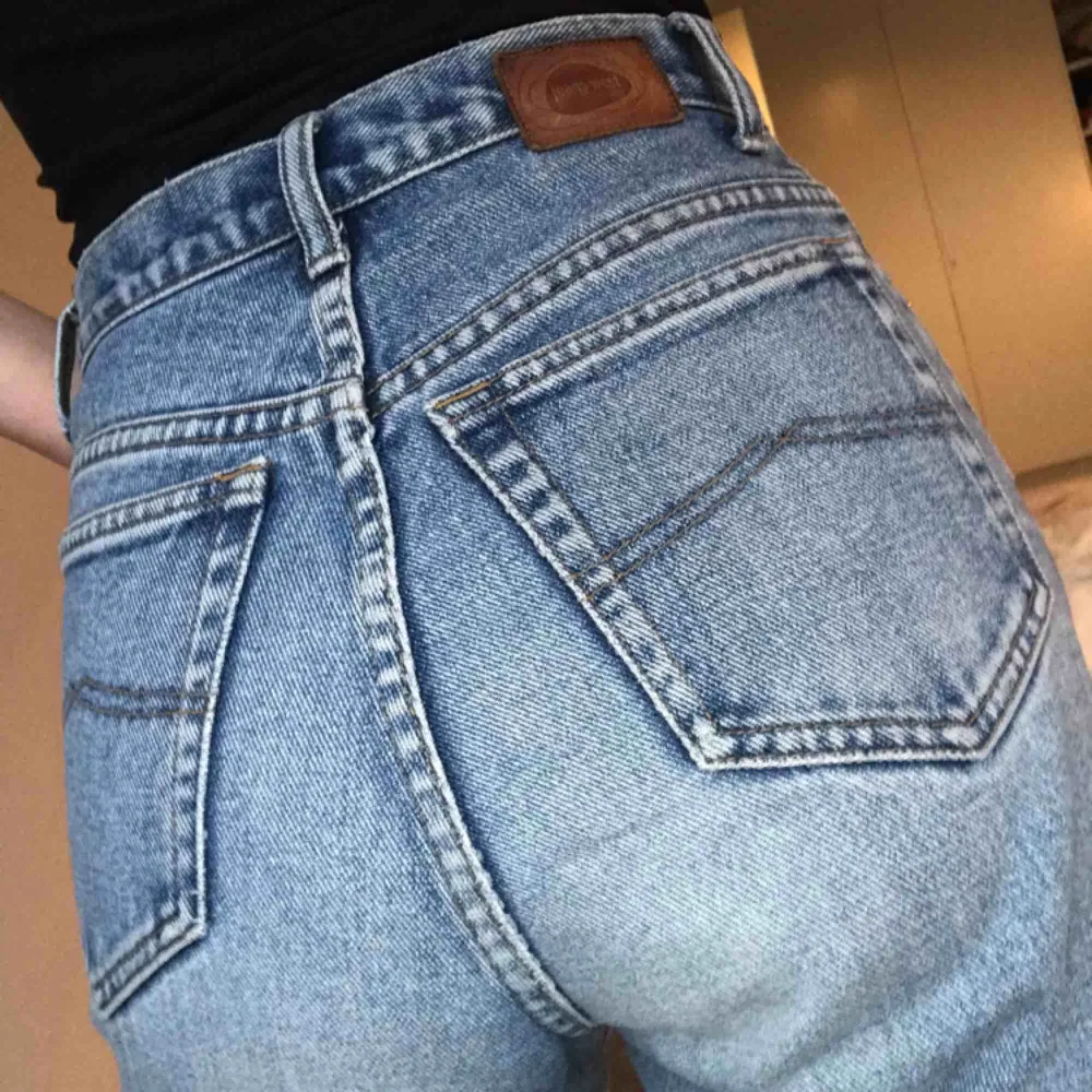 Mörkblå vintage ”mom jeans” köpta på second hand i Nya Zeeland. Mycket använda men mycket bra skick —> bra kvalitet! Storlek okänd men passar strl 27-30 Upphämtas i Gbg/köparen står för frakten . Jeans & Byxor.