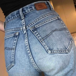  - Mörkblå vintage ”mom jeans” köpta på second hand i Nya Zeeland. Mycket använda men mycket bra skick —> bra kvalitet! Storlek okänd men passar strl 27-30 Upphämtas i Gbg/köparen står för frakten 