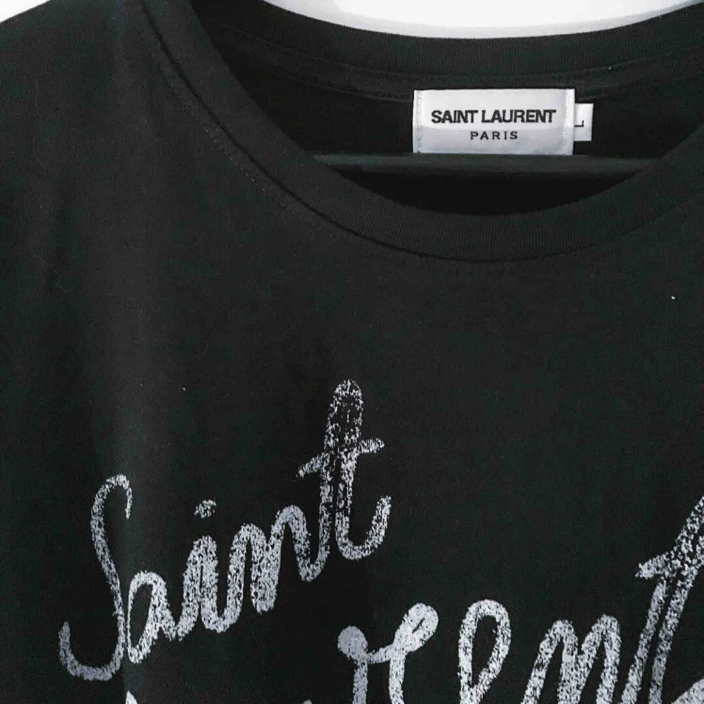 Saint Laurent Paris tshirt, replika. Storlek L men passar M. Skick 8.5/10, lite av texten har bleknat/lossnat, annars felfri.. T-shirts.