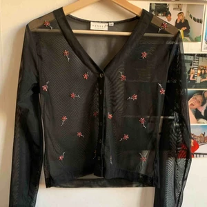  - Svart meshkofta med pärlbroderier på. Gammal h&m, 90-tal typ. jättefin! 