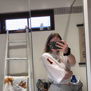  - Fin tröja av Zara, aldrig använd. Den har tre patches av en panda, en ’amazing not ordinary’ på brösten och en 1 på armen. 