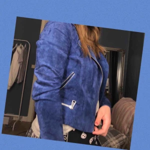  - Blå fake mocka jacka från vero Moda. Priset kan diskuteras. Köparen står för frakten 