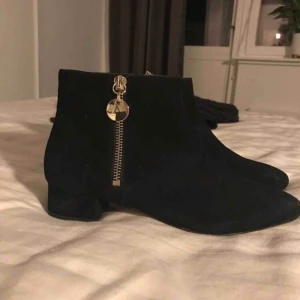  - Aldrig använda , äkta mocka , nypris 499