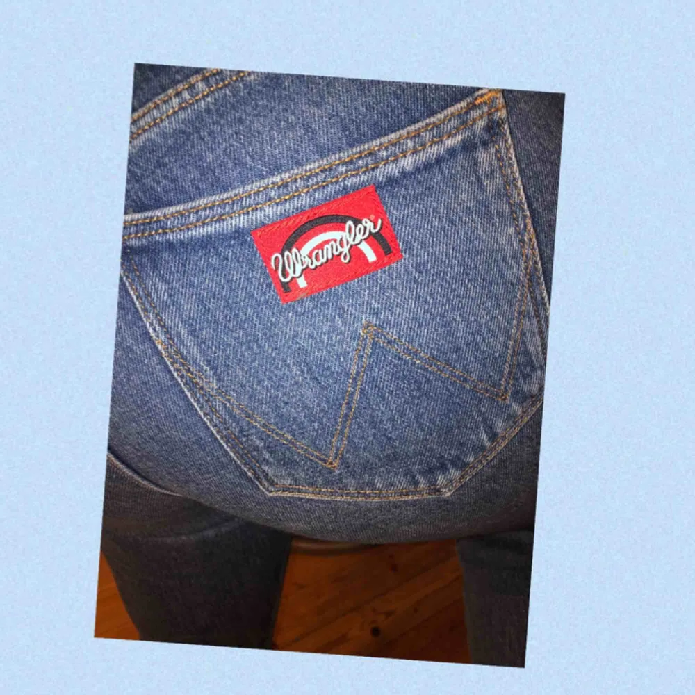 Raka jeans från Wrangler. Orginalpris-800kr. Köparen står för frakten. Bara använda en gång. Jeans & Byxor.