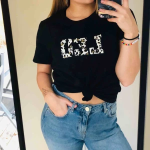  - Leo-tisha från bikbok. Bra skick  Köparen stör för frakt 🌸