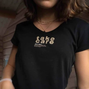  - Köpt på second hand men säljs då den aldrig kommer till användning. Passar XS- M beroende på hur man vill att den ska sitta.   Köparen står för frakten (: 