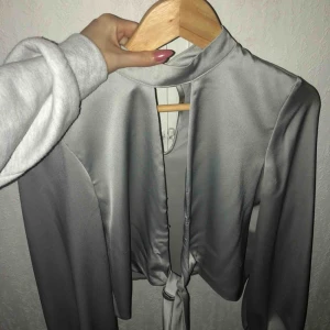  - Blus från river island, pris kan diskuteras vid snabb affär! 