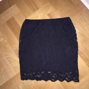  - Spetskjol från Ginatricot. Köparen står för frakten