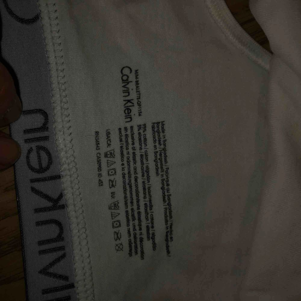 Calvin Klein sport bh i vit Äkta köpt i Calvin Klein i USA. Övrigt.