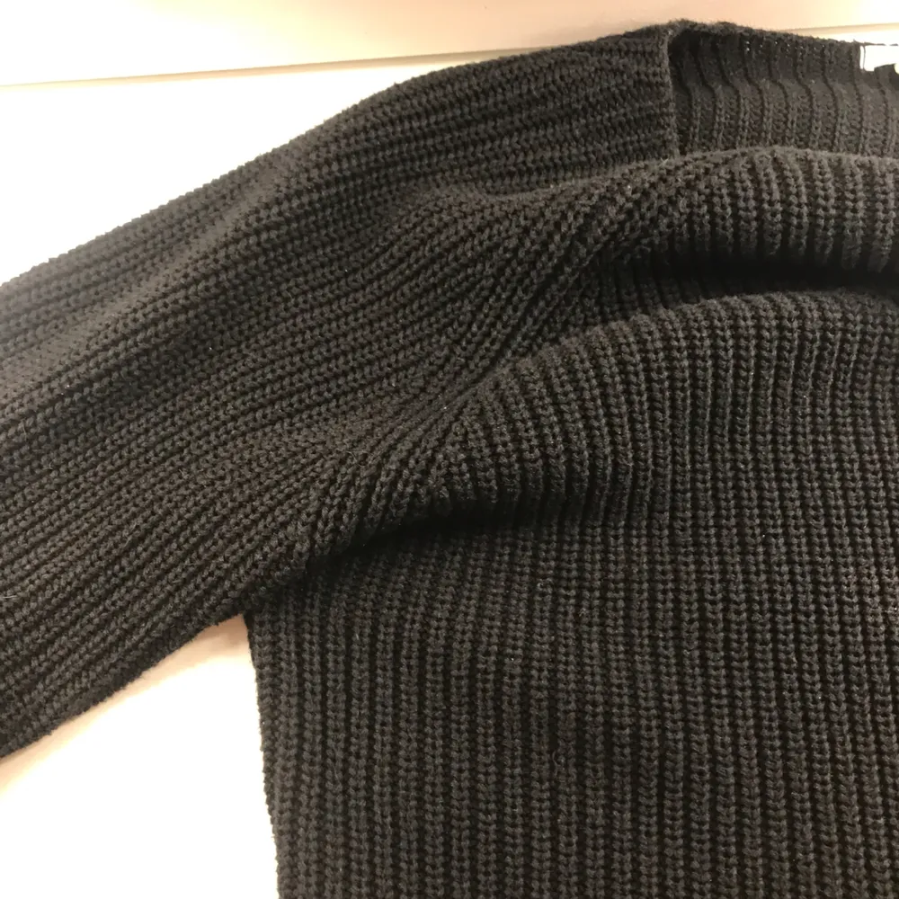 Svart stickad tröja med utsvängda armar från H&M. Möts upp/ fraktas då köparen står för frakten:) (swish). Tröjor & Koftor.